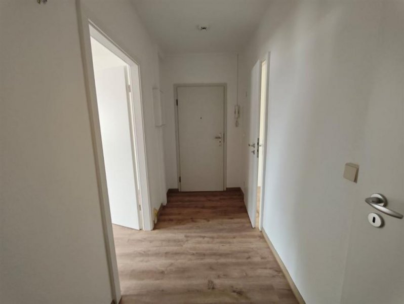 Chemnitz Helle 3-Zi. mit Balkon, Wanne & Laminat in ruhiger Lage! Wohnung mieten