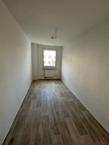 Chemnitz Helle 4-Zi. mit großem Balkon & Laminat in ruhiger Lage! Wohnung mieten