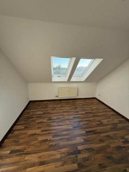 Chemnitz Helle DG 2-Zimmer mit Laminat, Wanne, eigenem Hausgarten mgl. und EBK! Stellplatz mgl. Wohnung mieten