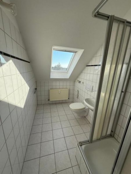 Chemnitz Helle DG 2-Zimmer mit Laminat, Wanne, eigenem Hausgarten mgl. und EBK! Stellplatz mgl. Wohnung mieten