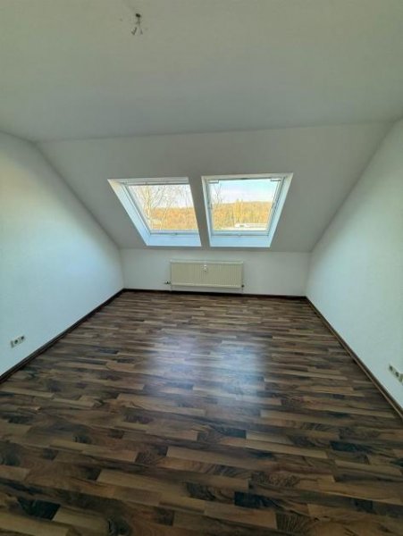 Chemnitz Helle DG 2-Zimmer mit Laminat, Wanne, eigenem Hausgarten mgl. und EBK! Stellplatz mgl. Wohnung mieten