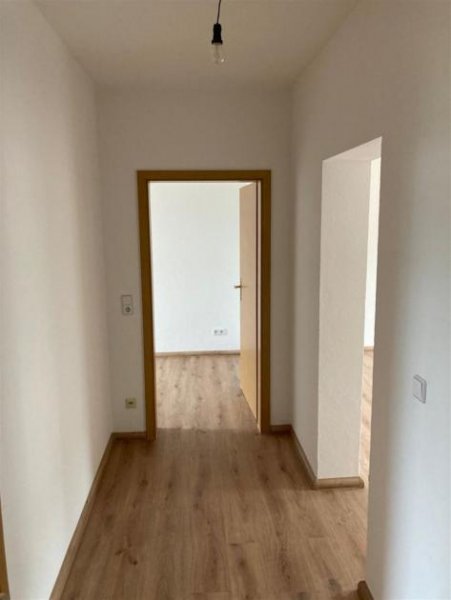 Chemnitz * Kompakte 3-Zimmer mit Balkon, Laminat und Wannenbad in Zentrumsnähe! * Stellplatz mgl. Wohnung mieten