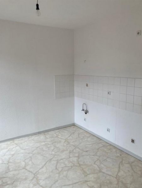 Chemnitz * Kompakte 3-Zimmer mit Balkon, Laminat und Wannenbad in Zentrumsnähe! * Stellplatz mgl. Wohnung mieten