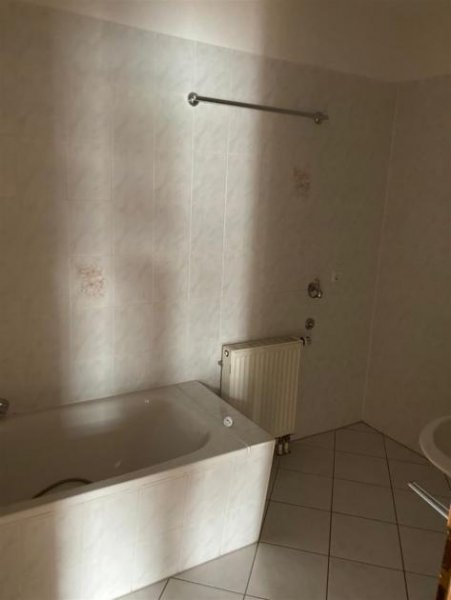 Chemnitz * Kompakte 3-Zimmer mit Balkon, Laminat und Wannenbad in Zentrumsnähe! * Stellplatz mgl. Wohnung mieten