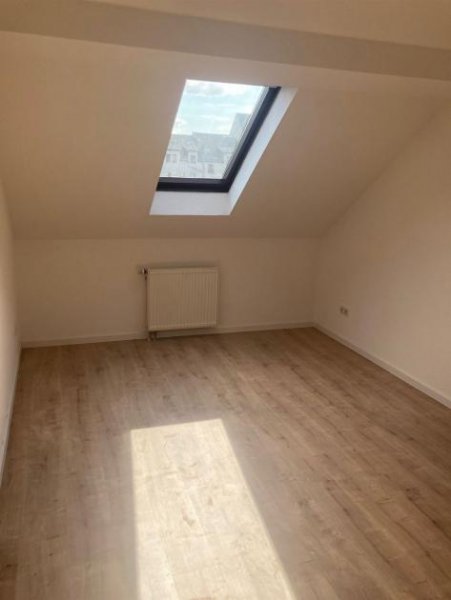 Chemnitz Kompakte DG 3-Zimmer mit neuem Laminat u. Wanne in Zentrumsnähe!
Stellplatz mgl. Wohnung mieten