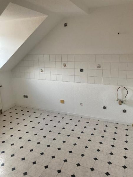 Chemnitz Kompakte DG 3-Zimmer mit neuem Laminat u. Wanne in Zentrumsnähe!
Stellplatz mgl. Wohnung mieten