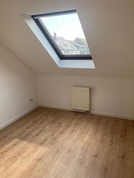 Chemnitz Kompakte DG 3-Zimmer mit neuem Laminat u. Wanne in Zentrumsnähe!
Stellplatz mgl. Wohnung mieten