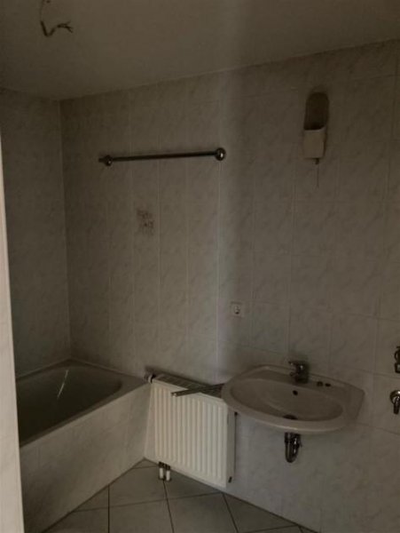 Chemnitz Kompakte DG 3-Zimmer mit neuem Laminat u. Wanne in Zentrumsnähe!
Stellplatz mgl. Wohnung mieten