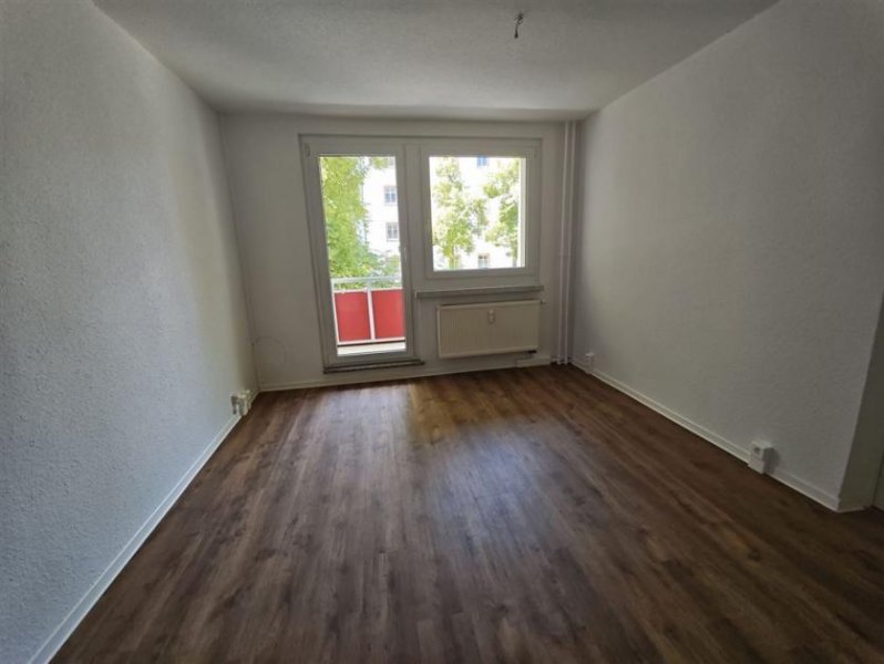 Chemnitz Neu renoviert! Helle 3-Zi. mit Balkon, Wanne & Laminat in ruhiger Lage! Wohnung mieten