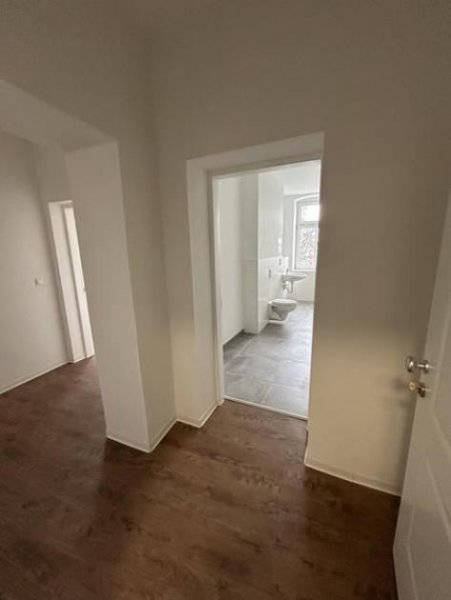 Chemnitz Zweitbezug nach San.! Kompakte 3-Zi. mit Einbauküche, Lam., Lift u. Wanne! Wohnung mieten