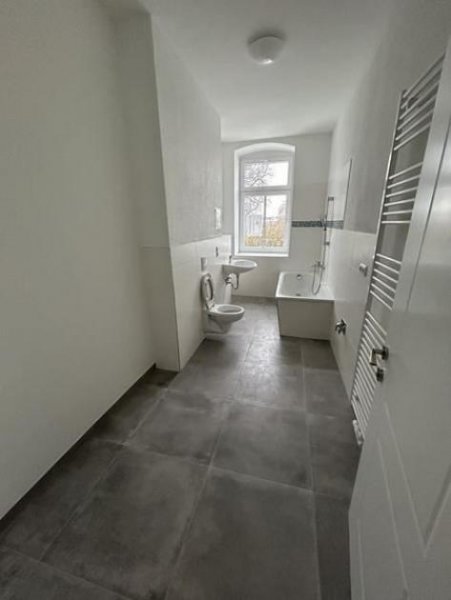 Chemnitz Zweitbezug nach San.! Kompakte 3-Zi mit EBK, Laminat, offener Küche und Wanne Wohnung mieten