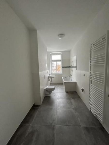 Chemnitz Zweitbezug nach San.! Kompakte 3-Zi. mit Einbauküche, Lam., Lift u. Wanne! Wohnung mieten