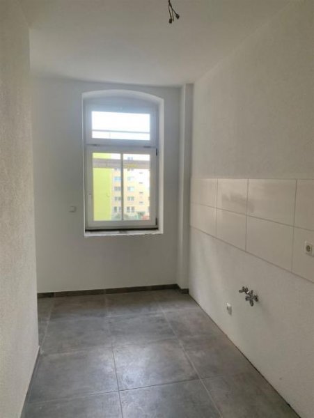 Chemnitz Zweitbezug nach San.! Große3-Zi. mit Einbauküche, Laminat, Lift, Balkon und Wanne! Wohnung mieten