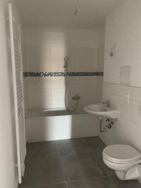 Chemnitz Zweitbezug nach San.! Große3-Zi. mit Einbauküche, Laminat, Lift, Balkon und Wanne! Wohnung mieten