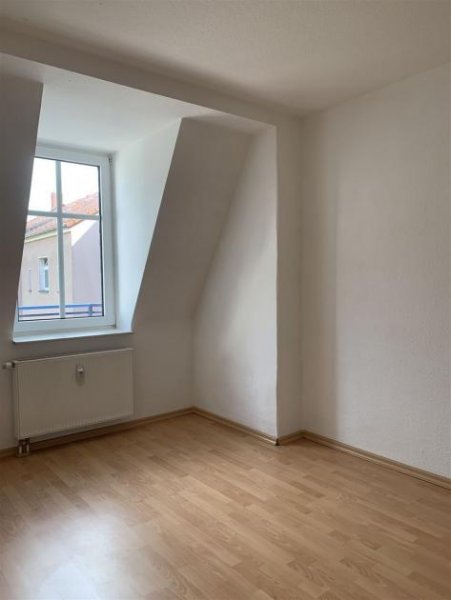 Chemnitz DG 3-Zimmer mit Balkon, Wanne, Abstellraum und Laminat in ruhiger Lage! EBK mgl. Wohnung mieten