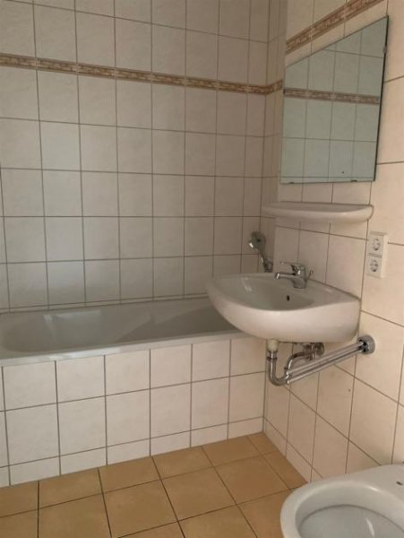 Chemnitz DG 3-Zimmer mit Balkon, Wanne, Abstellraum und Laminat in ruhiger Lage! EBK mgl. Wohnung mieten