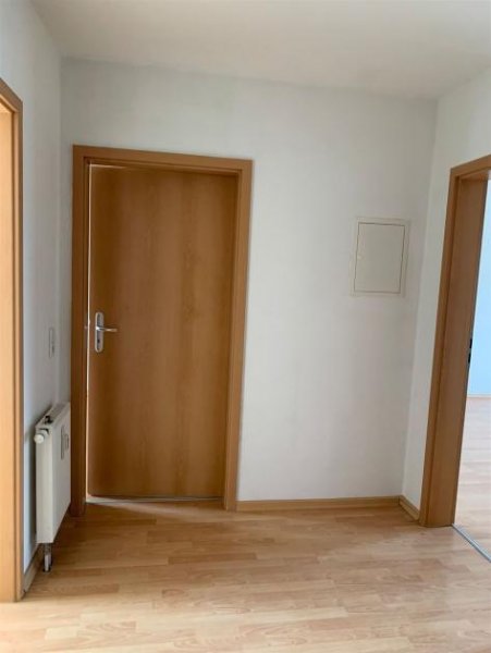 Chemnitz DG 3-Zimmer mit Balkon, Wanne, Abstellraum und Laminat in ruhiger Lage! EBK mgl. Wohnung mieten