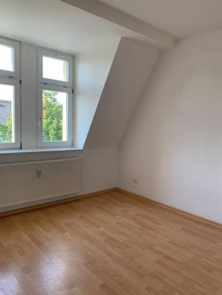 Chemnitz DG 3-Zimmer mit Balkon, Wanne, Abstellraum und Laminat in ruhiger Lage! EBK mgl. Wohnung mieten