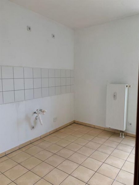 Chemnitz DG 3-Zimmer mit Balkon, Wanne, Abstellraum und Laminat in ruhiger Lage! EBK mgl. Wohnung mieten