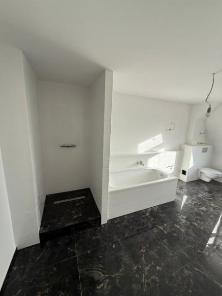 Chemnitz Erstbezug! Günstige DG 3-Zimmer mit Laminat, Riesenküche und Luxusbad in ruhiger Lage Wohnung mieten