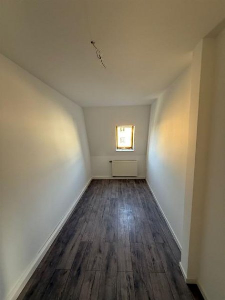 Chemnitz Erstbezug! Günstige DG 3-Zimmer mit Laminat, Riesenküche und Luxusbad in ruhiger Lage Wohnung mieten