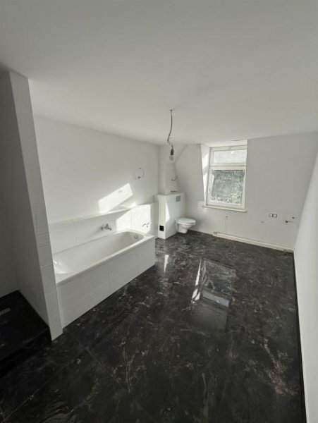 Chemnitz Erstbezug! Günstige DG 3-Zimmer mit Laminat, Riesenküche und Luxusbad in ruhiger Lage Wohnung mieten