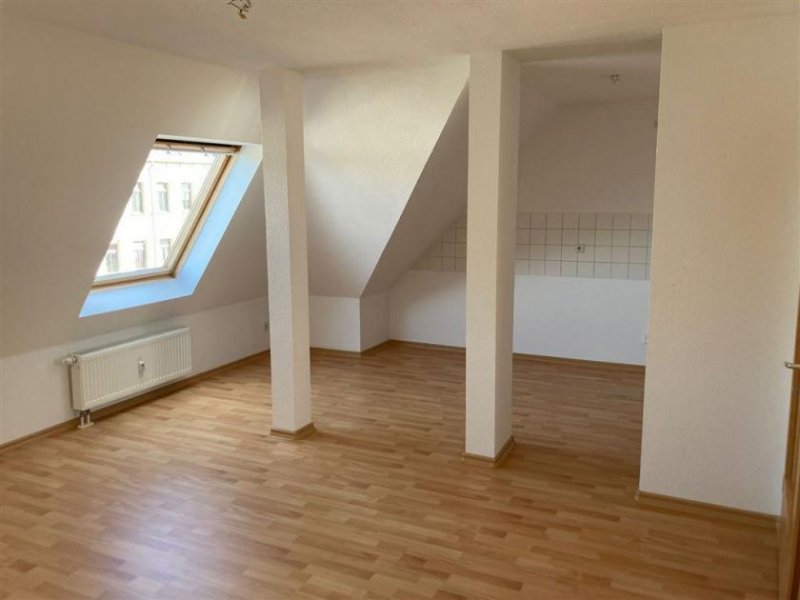 Chemnitz Gemütliche DG 3-Zimmer mit Balkon, Laminat, Wanne und offener Küche in guter Lage! Wohnung mieten