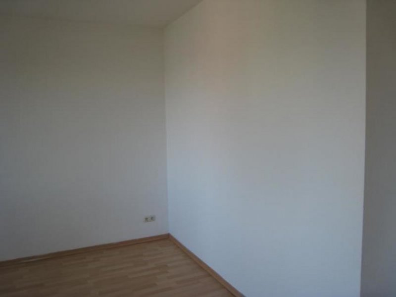 Chemnitz Große 2-Zimmer mit Laminat, Wannenbad, Stellplatz und Balkon in ruhiger Lage! Wohnung mieten