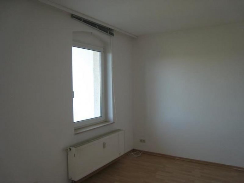 Chemnitz Große 2-Zimmer mit Laminat, Wannenbad, Stellplatz und Balkon in ruhiger Lage! Wohnung mieten