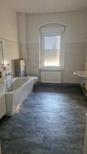 Chemnitz Große 5-Zimmer mit Doppelgarage, Garten, 2xBlk., 2xBad, EBK und Lam. in guter Lage! Wohnung mieten