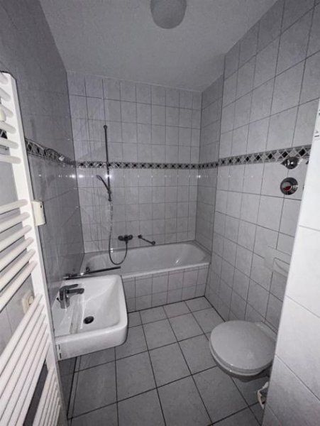 Chemnitz Großzügige 1-Zi. mit Lam., Wanne und Stellpl. Wohnung mieten