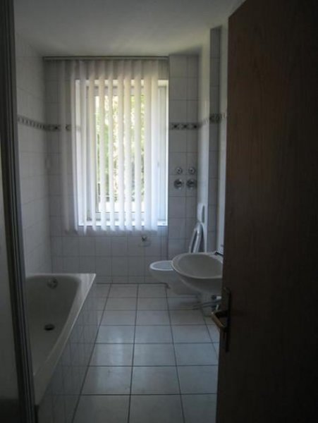 Chemnitz Großzügige 2-Zimmer mit neuer EBK, Laminat, Wannenbad und Balkon in ruhiger Lage! Wohnung mieten