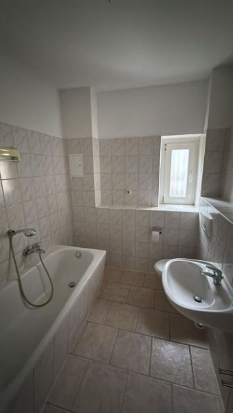 Chemnitz Großzügige 4-Zimmer mit Laminat und Wanne! Wohnung mieten