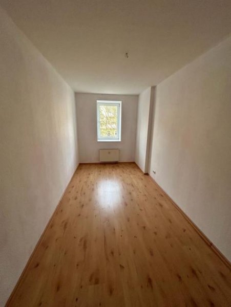 Chemnitz Großzügige DG 4-Zimmer mit neuem Laminat, Wannenbad und Balkon in ruhiger Lage! EBK mgl. Wohnung mieten