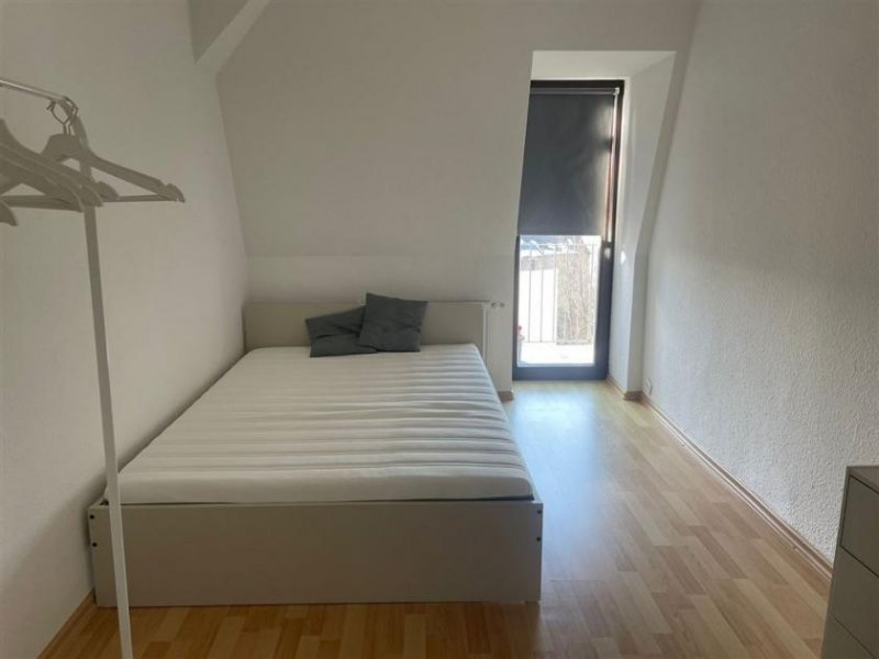 Chemnitz Vollmöblierte und gemütliche DG 3-Zimmer mit Balkon, Laminat und Wanne! Wohnung mieten