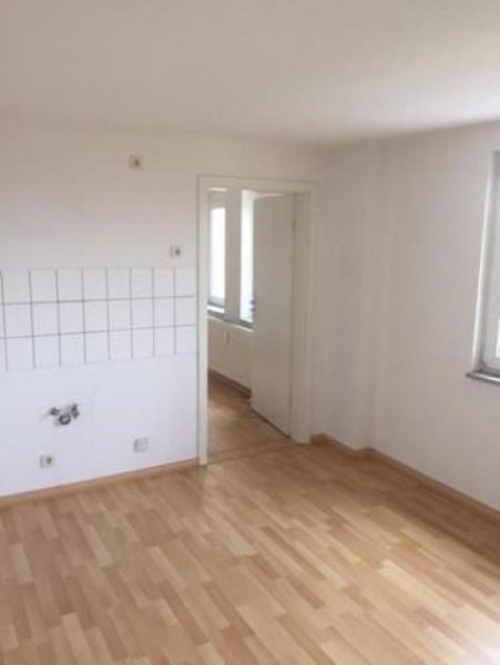 Limbach-Oberfrohna Gemütliche DG 3-Zimmer mit Wanne und Laminat in guter Lage! 3 Monate kaltmietfrei! Wohnung mieten