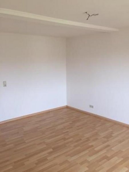 Limbach-Oberfrohna Gemütliche DG 3-Zimmer mit Wanne und Laminat in guter Lage! 3 Monate kaltmietfrei! Wohnung mieten