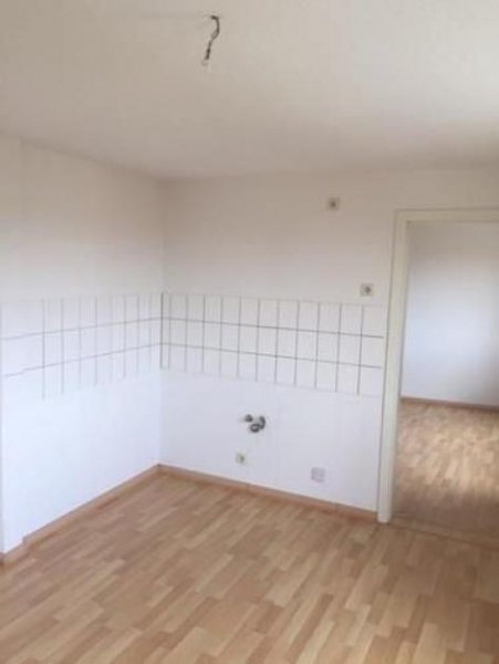 Limbach-Oberfrohna Gemütliche DG 3-Zimmer mit Wanne und Laminat in guter Lage! 3 Monate kaltmietfrei! Wohnung mieten