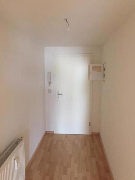 Limbach-Oberfrohna Gemütliche DG 3-Zimmer mit Wanne und Laminat in guter Lage! 3 Monate kaltmietfrei! Wohnung mieten