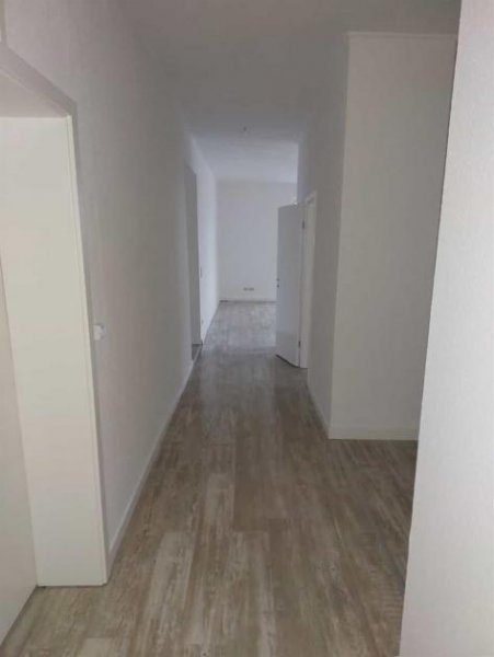 Limbach-Oberfrohna Großzügige 4-Zimmer mit EBK, Laminat, 2xBädern, Wanne und Dusche in guter Lage! Wohnung mieten