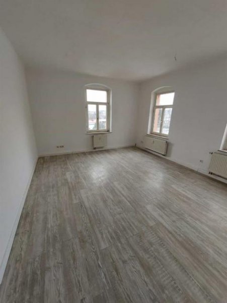 Limbach-Oberfrohna Großzügige 4-Zimmer mit EBK, Laminat, 2xBädern, Wanne und Dusche in guter Lage! Wohnung mieten
