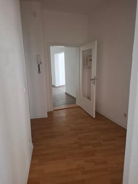 Limbach-Oberfrohna Großzügige 4-Zimmer mit 2xWannenbad, offener Küche und Laminat in guter Lage! Wohnung mieten