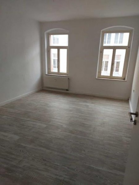 Limbach-Oberfrohna Großzügige 4-Zimmer mit EBK, Laminat, 2xBädern, Wanne und Dusche in guter Lage! Wohnung mieten