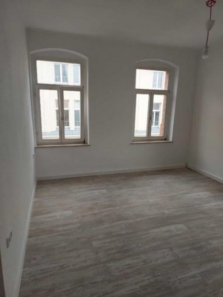 Limbach-Oberfrohna Großzügige 4-Zimmer mit EBK, Laminat, 2xBädern, Wanne und Dusche in guter Lage! Wohnung mieten