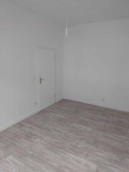Limbach-Oberfrohna Großzügige 4-Zimmer mit EBK, Laminat, 2xBädern, Wanne und Dusche in guter Lage! Wohnung mieten