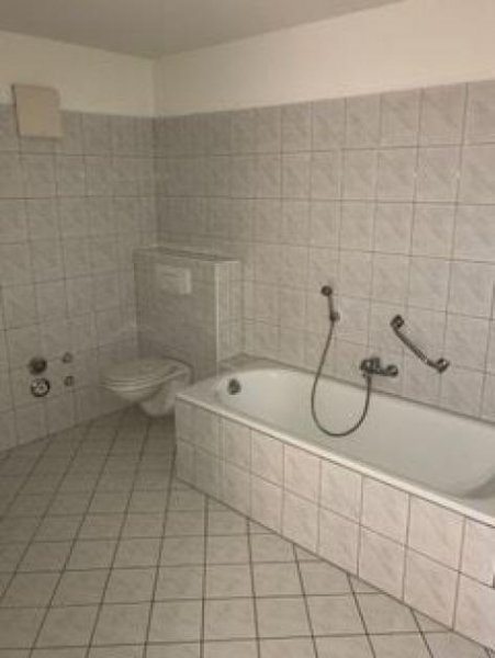 Wittgensdorf Für Autoliebhaber mit Garage vorm Haus! * 2-Zimmer mit Laminat, Wanne und Dusche in ruhiger Lage! Wohnung mieten