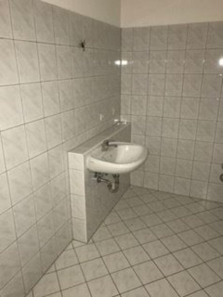 Wittgensdorf Für Autoliebhaber mit Garage vorm Haus! * 2-Zimmer mit Laminat, Wanne und Dusche in ruhiger Lage! Wohnung mieten