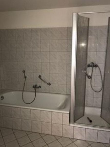 Wittgensdorf Für Autoliebhaber mit Garage vorm Haus! * 2-Zimmer mit Laminat, Wanne und Dusche in ruhiger Lage! Wohnung mieten