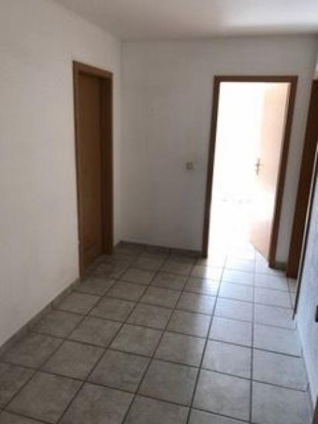 Wittgensdorf Für Autoliebhaber mit Garage vorm Haus! * 2-Zimmer mit Laminat, Wanne und Dusche in ruhiger Lage! Wohnung mieten