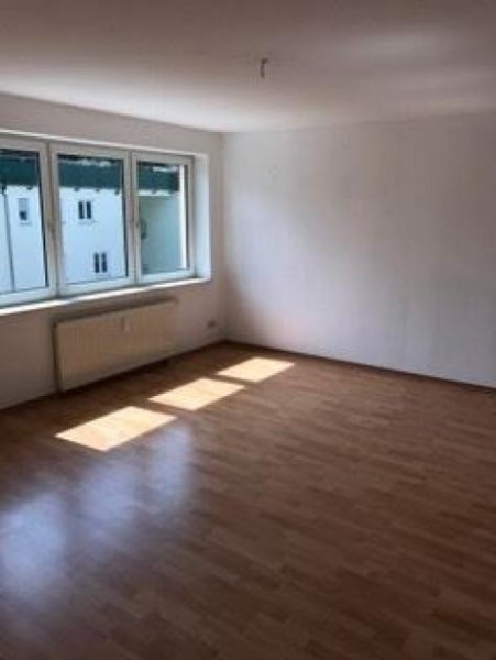 Wittgensdorf Für Autoliebhaber mit Garage vorm Haus! * 2-Zimmer mit Laminat, Wanne und Dusche in ruhiger Lage! Wohnung mieten